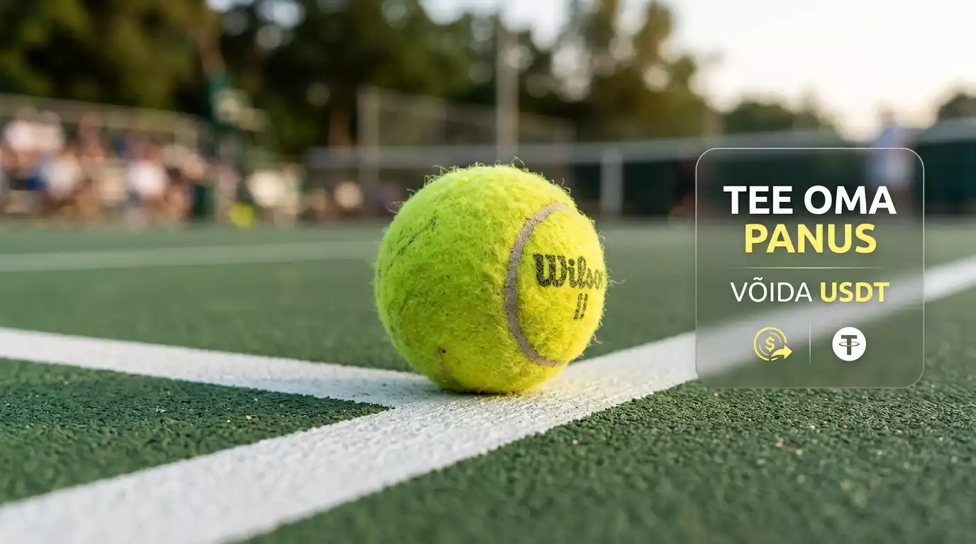 Kollane tennisepall rohelisel kõvakattega väljakul valge joone kõrval